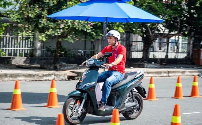 Người lao động TP.HCM hào hứng với xe máy điện VinFast: Lái êm, thích hơn xe máy xăng