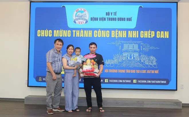 Bệnh nhi 15 tháng tuổi được cứu sống thần kì sau ca ghép gan