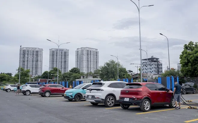 Chủ xe điện VinFast: ‘Trạm sạc mới có tới 84 cổng sạc siêu nhanh, quá tiện lợi’