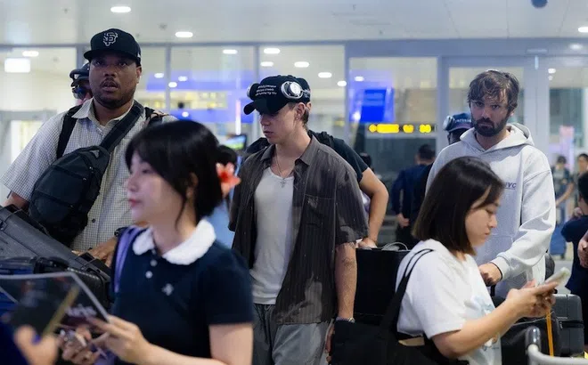 Ngôi sao Úc The Kid LAROI đến Việt Nam: Rapper Double2T "sốc" vì gặp idol trên máy bay, 1 fan ruột đợi suốt 5 tiếng để gặp thần tượng