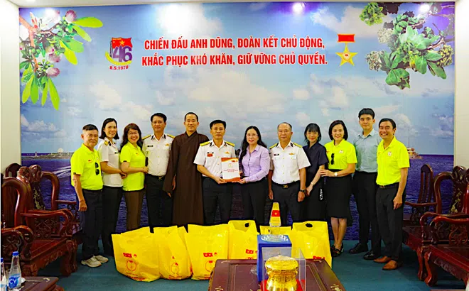 Quỹ công tác xã hội Anh hùng LLVT nhân dân Phan Trọng Bình thăm Lữ đoàn 146 Bộ tư lệnh Vùng 4 Hải quân