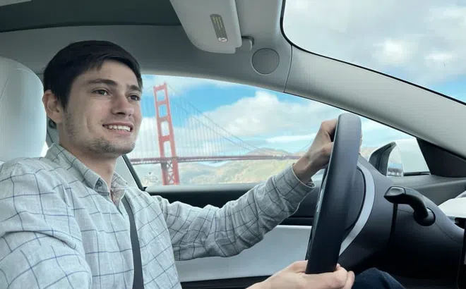 Tesla sa thải một nhân viên sau khi anh ta đăng các bài đánh giá về công nghệ không người lái trên YouTube