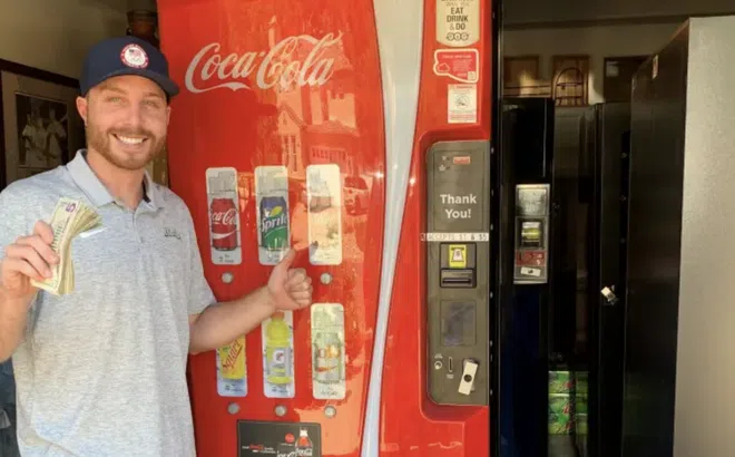 Chàng trai 28 tuổi chế tạo máy bán hàng tự động kiếm 30.000 USD mỗi tháng: ‘Tôi chỉ phải làm việc 6 giờ một tuần’