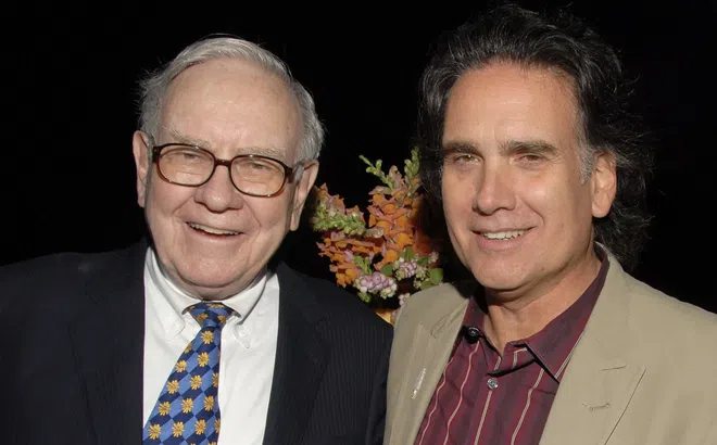 Bán 90.000 đô la cổ phiếu thừa kế từ ông, con trai Warren Buffet lao đầu vào đam mê âm nhạc khi mới 19 tuổi