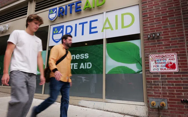 Rite Aid nộp đơn xin phá sản trong bối cảnh doanh số bán hàng chậm lại và vướng phải các vấn đề pháp lý về thuốc phiện