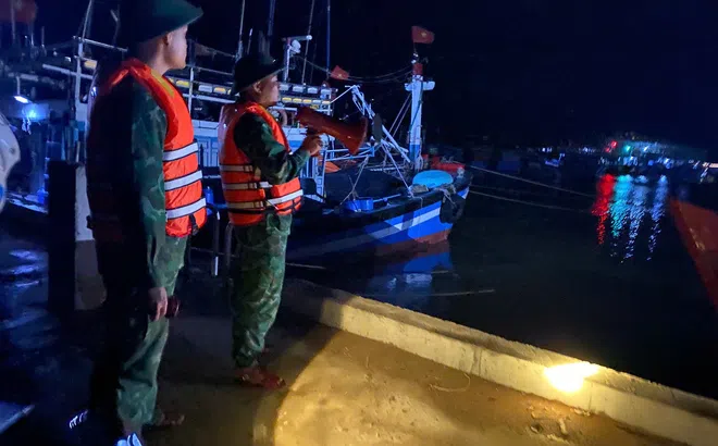 Quảng Trị: Xuyên đêm di dời dân tránh bão số 5