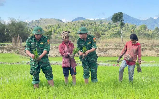 Chương trình “Thứ bảy về bản” giúp bà con biên giới xây dựng 256 nhà trong chương trình xoá nhà tạm, nhà dột nát ở Quảng Trị