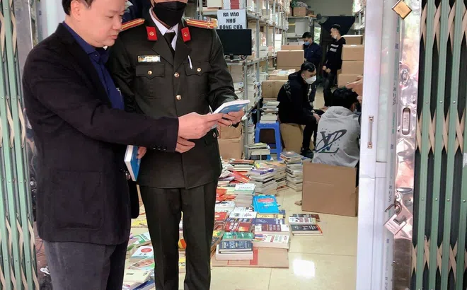 Công an Hà Nội kiểm tra và thu giữ hàng chục tấn sách nghi in lậu để kinh doanh với phương thức đối phó tinh vi